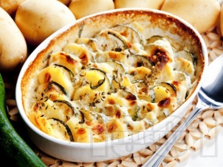 Запеканка огретен с тиквички, картофи и сос Бешамел със сирене - снимка на рецептата